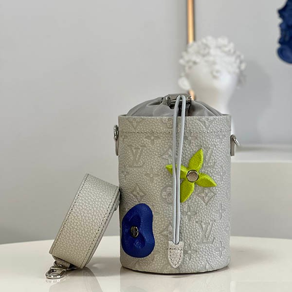 Love at first sight? Vuitton Chalk Pouch Mini Bag Replica vuj66990 Love at first sight? Vuitton Chalk Pouch Mini Bag Replica vuj66990