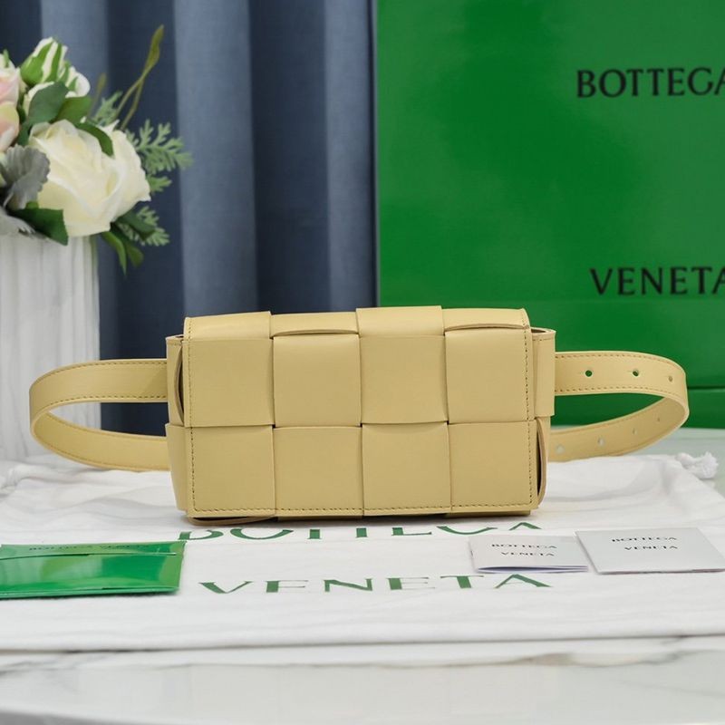 The hottest topic! Bottega Veneta Cassette Replica Crossbody Bag bob57193