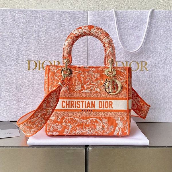 [Not available in Japan] Dior replica Lady D-Light medium bag M0565OROC_M057