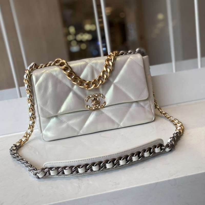 New limited edition Chanel chain shoulder bag shx41184