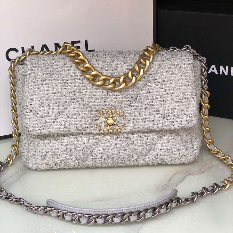 New color ☆ Rare Chanel chain shoulder bag shq65477