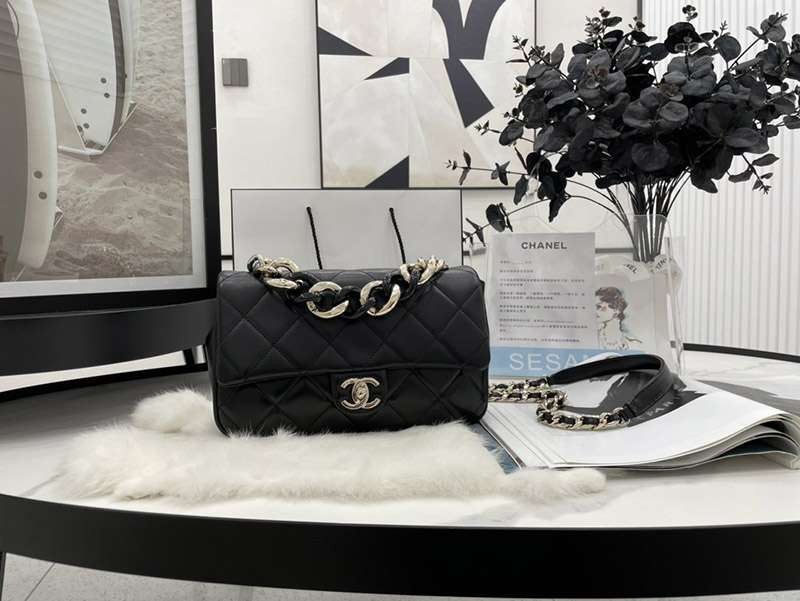 Competition for the 2022 Spring/Summer Chanel Matelasse Chain Bag Replica shy79486
