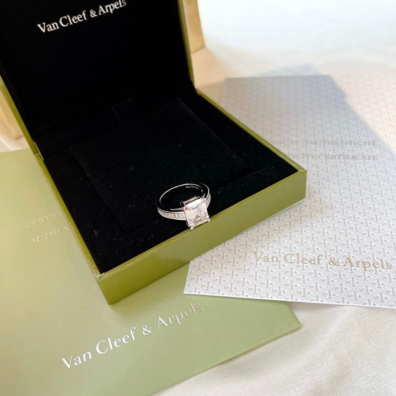 Cumulative sales total No. 1 [Van Cleef & Arpels] Perlée Clover Ring Medium VCARO9LO00