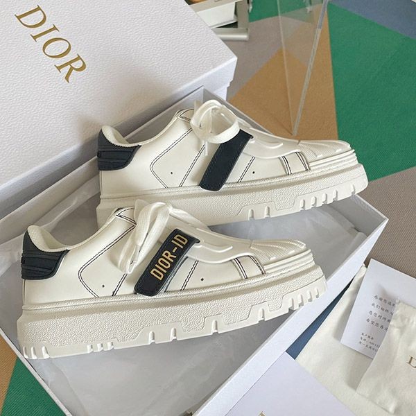 Eye-catching color Dior fake ID sneakers in calfskin black/white det45047