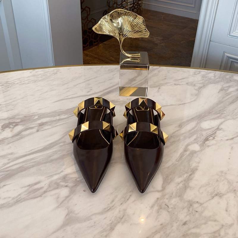 2022 Spring and Summer New Valentino Rivet Sandals Replica Vur41385