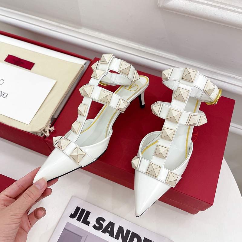 New Valentino Pumps Replica Roman Stud Calfskin Pumps Vul78878