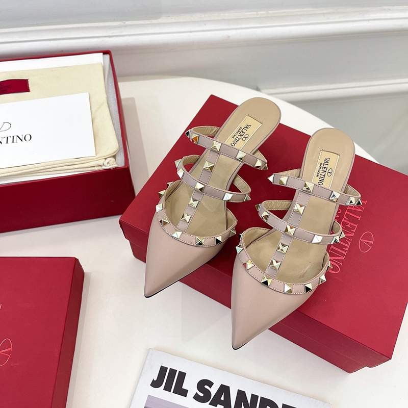 ?Elegant feet? Valentino pumps copy Roman studs calfskin pumps Vuh15397