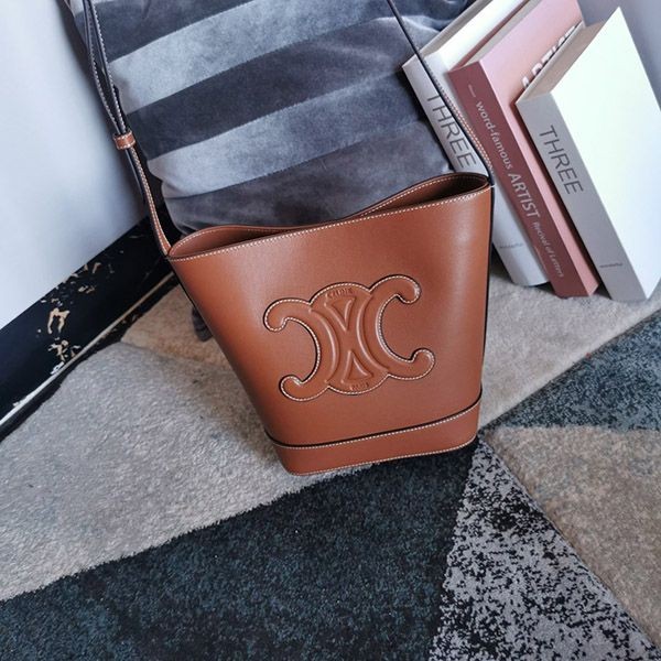 Very popular all over the world? Celine Small Bucket Cuir Triomphe Replica / Smooth Calfskin 198243DU3