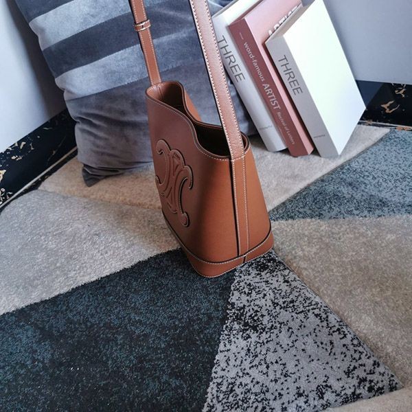 Very popular all over the world? Celine Small Bucket Cuir Triomphe Replica / Smooth Calfskin 198243DU3