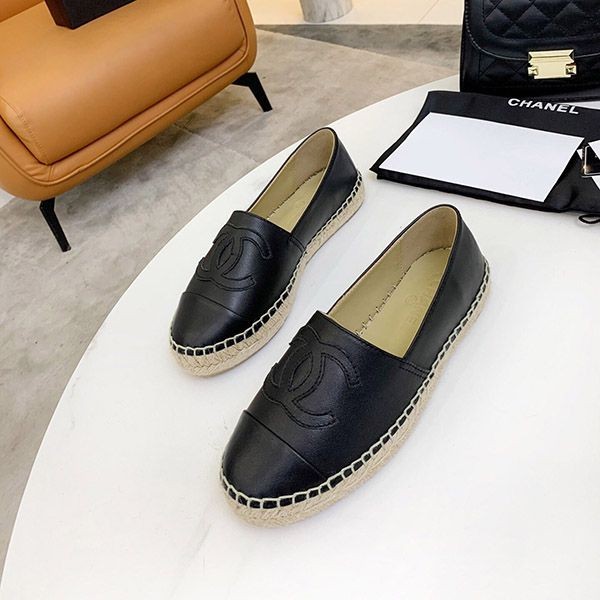 The battle for Chanel espadrilles worn by celebrities: fake sho33835
