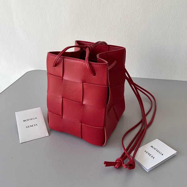 No. 1 in cumulative sales! Bottega Veneta Cassette Shoulder Bag Replica Red 680218VCQC46358
