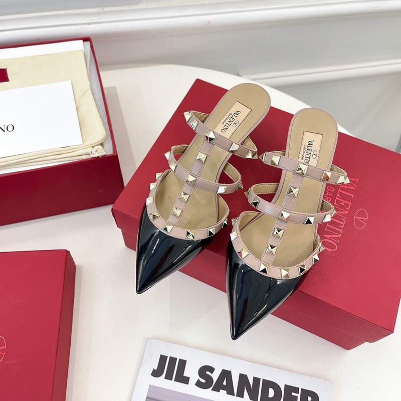 New Valentino Pumps Replica Roman Stud Calfskin Pumps Vuy09839