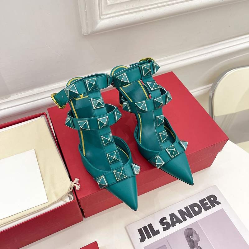 New Valentino Pumps Replica Roman Stud Calfskin Pumps Vuw92338