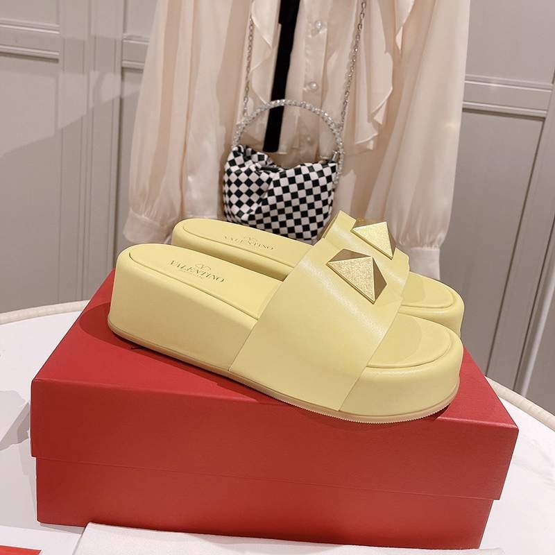 2022 Spring and Summer New Valentino Rivet Platform Sandals Replica Vuf48000