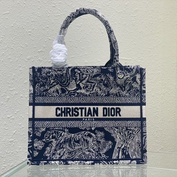 Competition: The popular Dior Book Tote Small Bag is a fake dew19151
