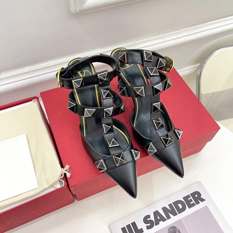 Love at first sight? Valentino pumps replica Roman stud calfskin pumps Vux97327