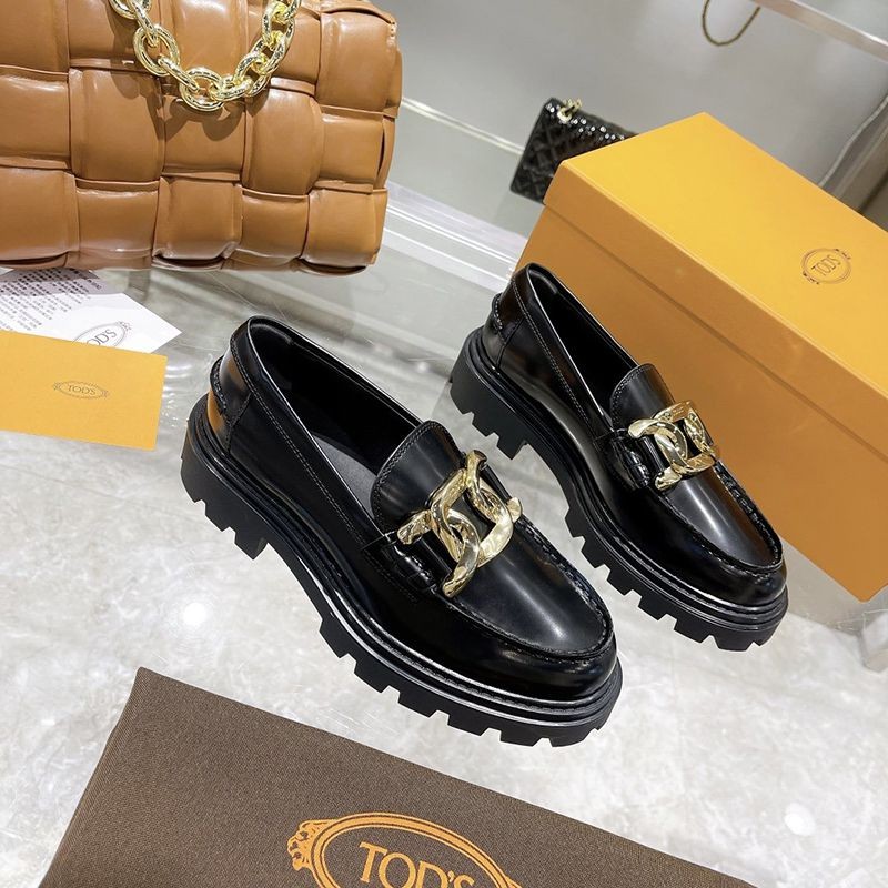 New on sale: Tod's replica women's loafers in leather with T-logo chain tor91987