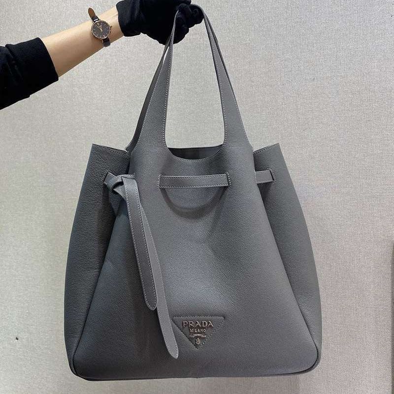 Classic and hard to find! Prada calfskin handbag replica pud53340