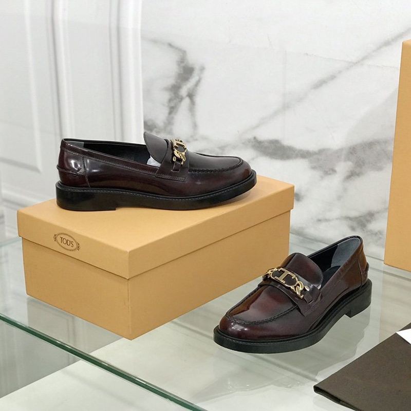 Eye-catching color Tod's replica women's loafers in leather with T-logo chain ton55933