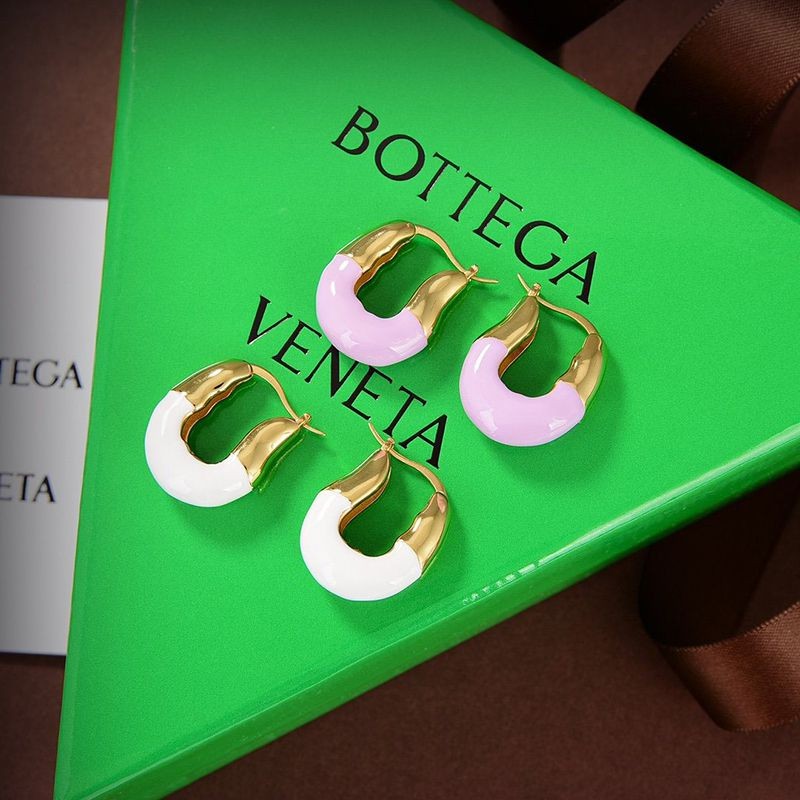 Eye-catching colors [Bottega Veneta Replica] Nappa leather twisted hoop earrings in 2 colors boq74112