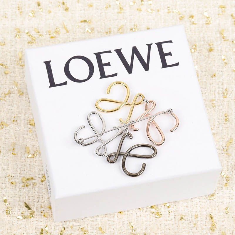 Eye-catching color [☆Perfect gift☆] Loewe Anagram Brooch Replica loq65140