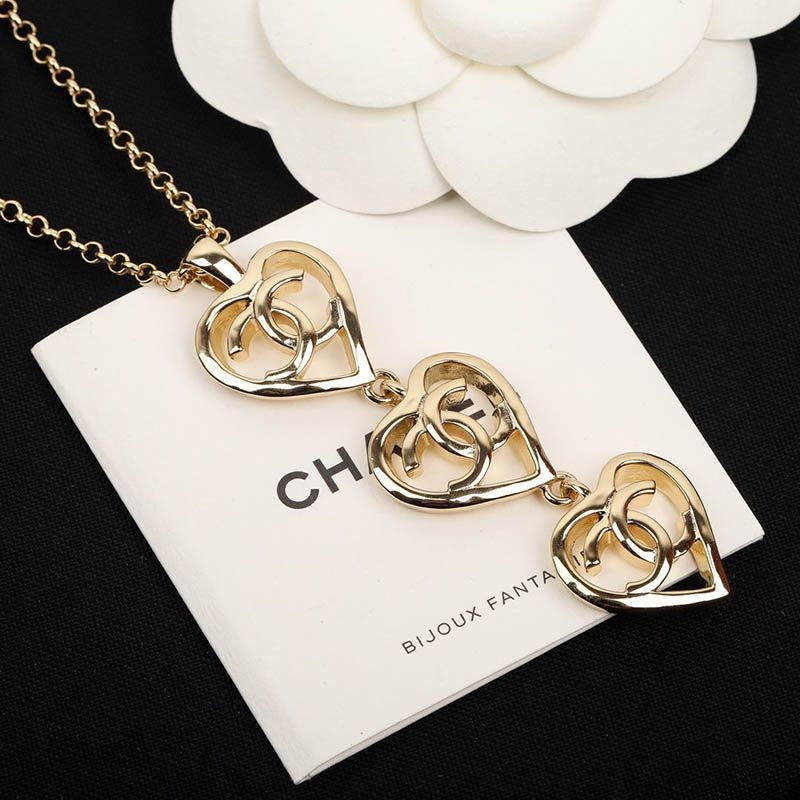 New on sale! The 3-row heart logo is lovely! Chanel Necklace Replica shg82749