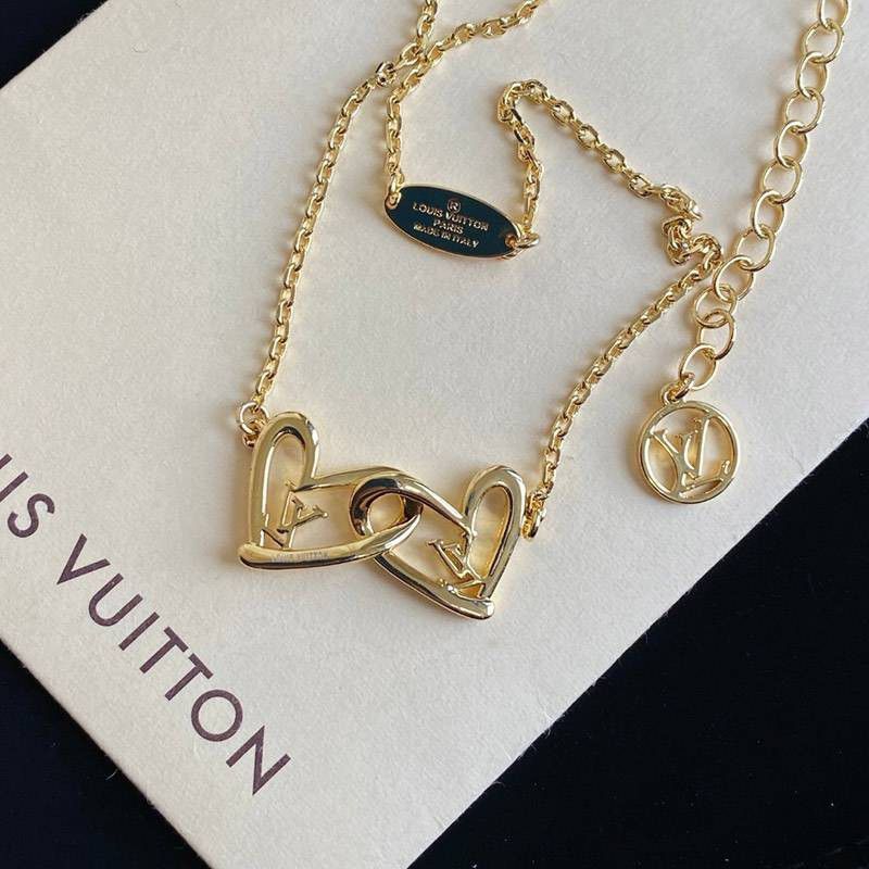 Battle for Louis Vuitton Replica Bracelet? Heart Fall in Love Necklace vuo38898