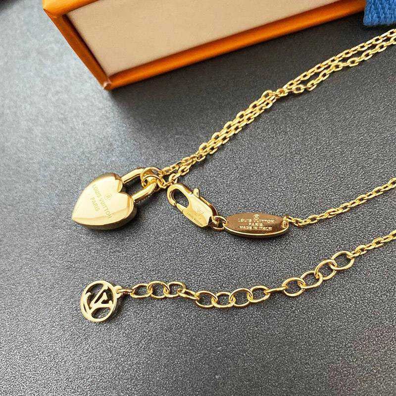 New for Spring Louis Vuitton Heart-Shaped Charm Replica Necklace vuj84737 New for Spring Louis Vuitton Heart-Shaped Charm Replica Necklace vuj84737