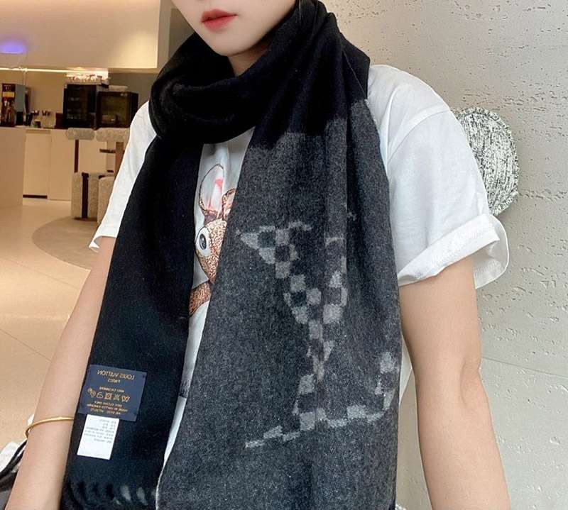 Extremely rare! Louis Vuitton men's fake cashmere tassel scarf M77037
