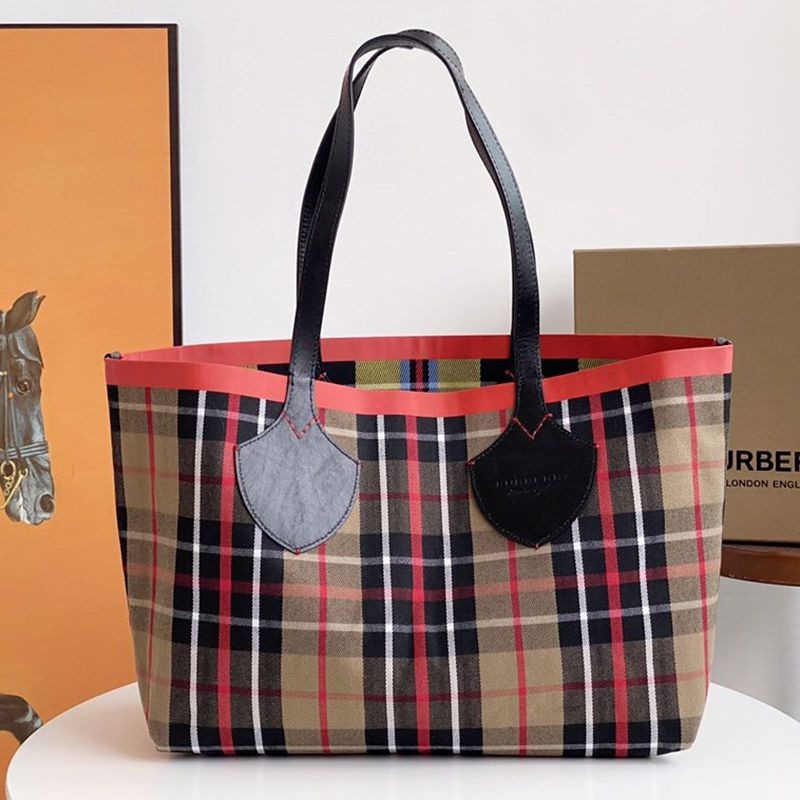 Rare Burberry Pocket Bag Replica Outdoor Travel Check Reversible Bag Baz92175