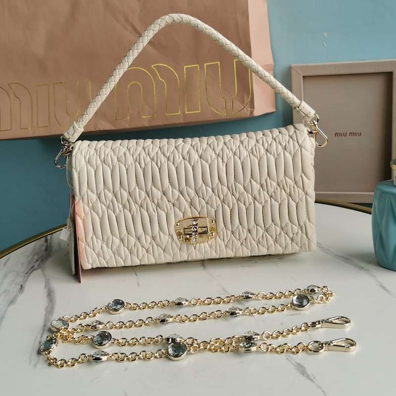 The hottest topic! Miu Miu fake crystal chain? Matelasse shoulder bag myk28374