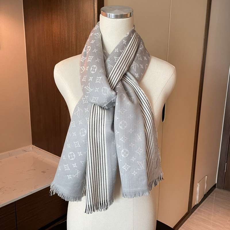 Popular Louis Vuitton Cashmere Tassel Scarf Replica vug33575