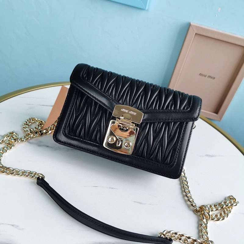 Love at first sight? Miu Miu Matelasse replica *Mini pouch with strap myz43914 Love at first sight? Miu Miu Matelasse replica *Mini pouch with strap myz43914