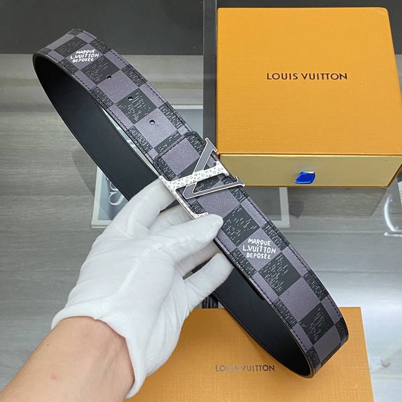 Eye-catching color Louis Vuitton Replica Santur? LV Jewel 40MM Reversible Belt vuv05975