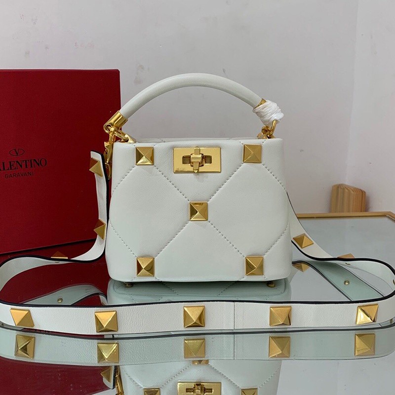 ★Popular in Japan! Valentino handbag replica ROMAN STUD QUILTED Vuz59113