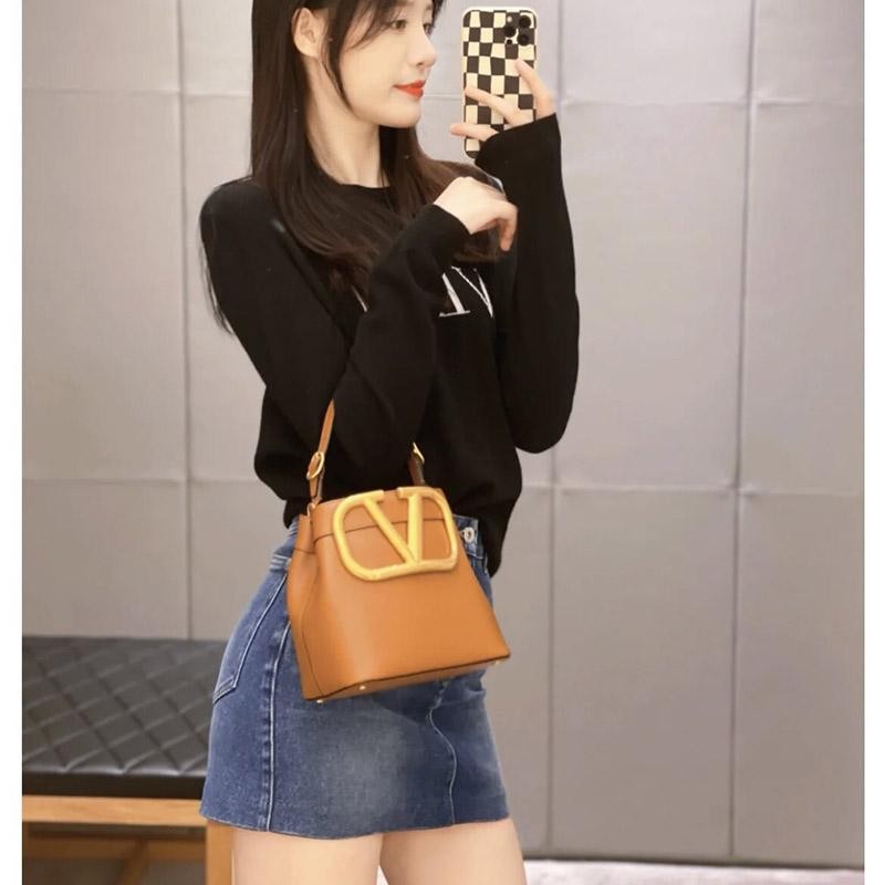 Popular Valentino SUPERVEE V logo calfskin handbag. Very popular all over the world! Vux86292