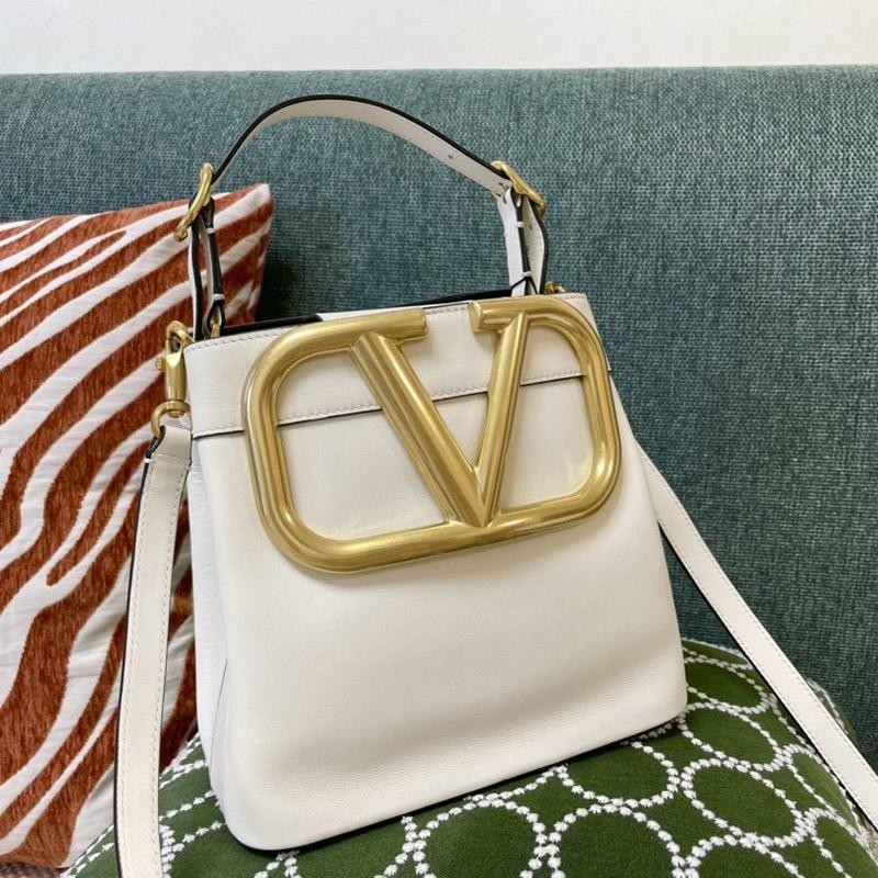 Competitive Valentino SUPERVEE V logo calfskin handbag, hugely popular worldwide! Vux01910