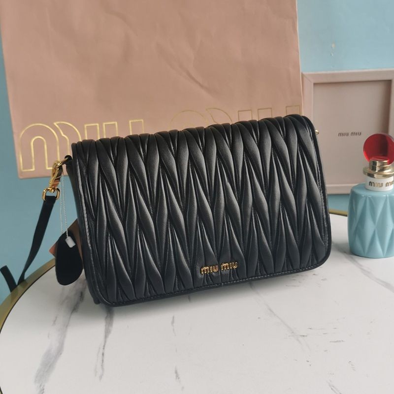 Very popular! Miu Miu replica matelasse nappa leather bag myw59258
