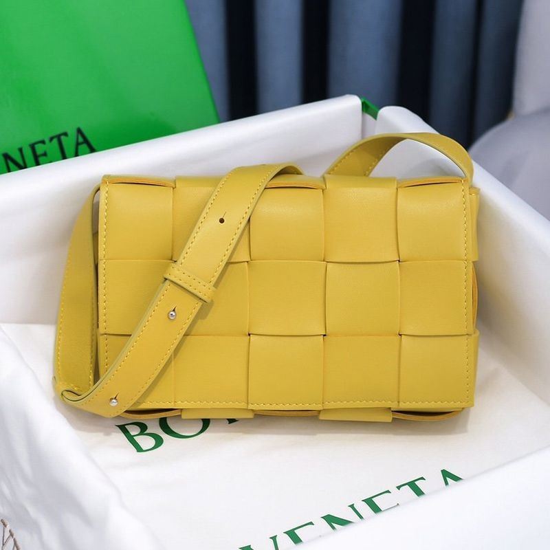 ★Popular in Japan! Bottega Veneta Cassette Replica Crossbody Bag bok12535