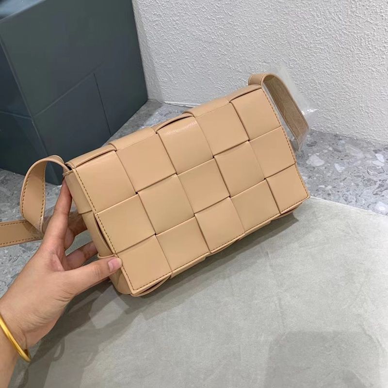 The rapidly growing popularity of the Bottega Veneta Cassette replica crossbody bag in 3 colors bos02861