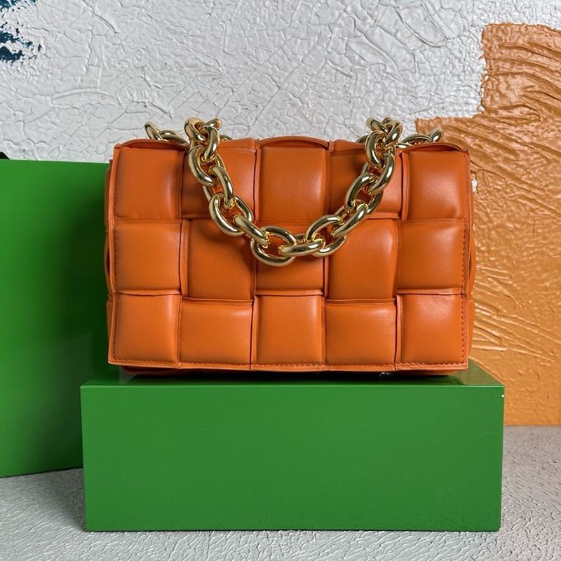 21-22AW Bottega Veneta The Chain Cassette Replica Leather Crossbody Bag bow99178