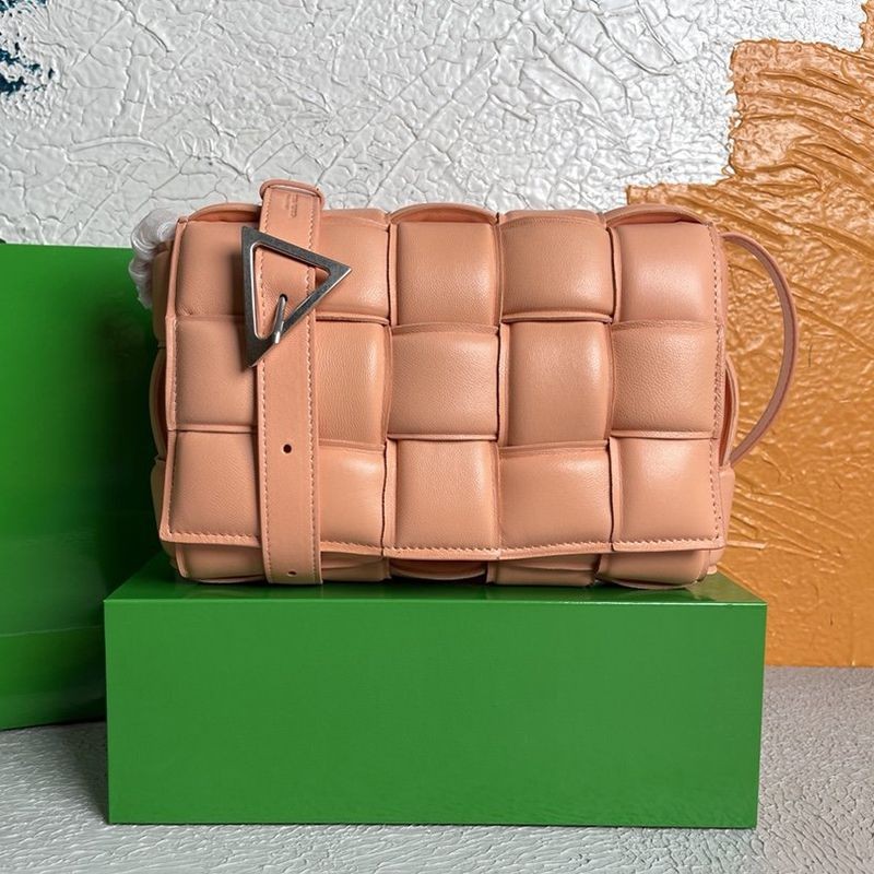 New for Autumn/Winter Bottega Veneta Padded Cassette Replica Leather Crossbody Bag bol58962