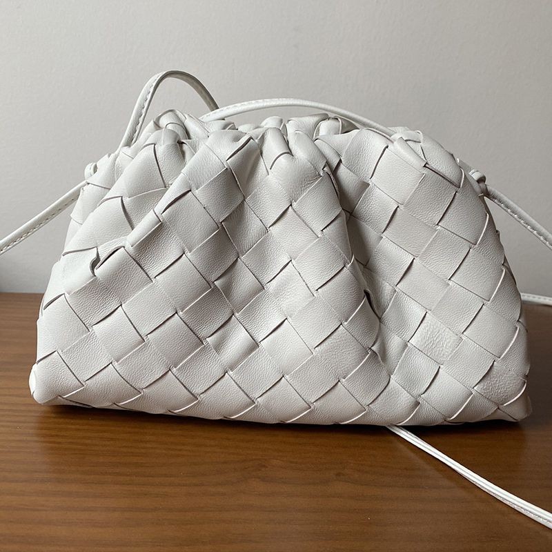 21AW New Bottega Veneta Mini The Pouch Replica Leather Mini Clutch Bag boy37182