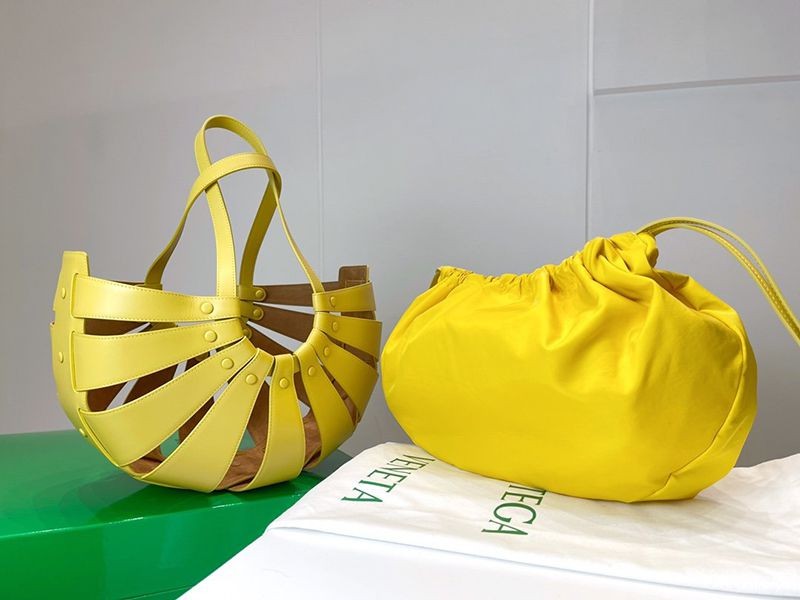 Popular all over the world? Bottega Veneta Shell Replica Medium Tote Bag boi27183