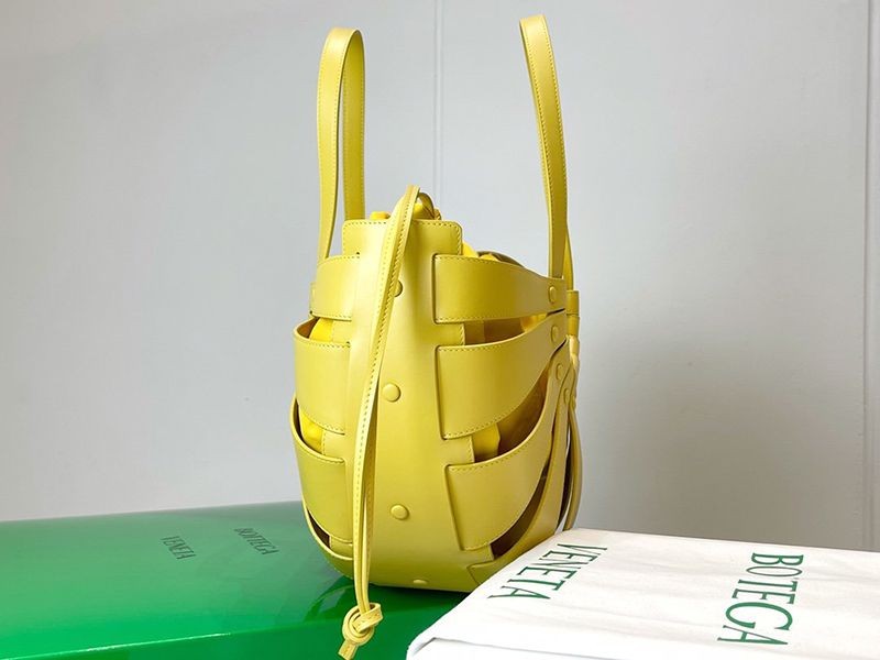 Popular all over the world? Bottega Veneta Shell Replica Medium Tote Bag boi27183