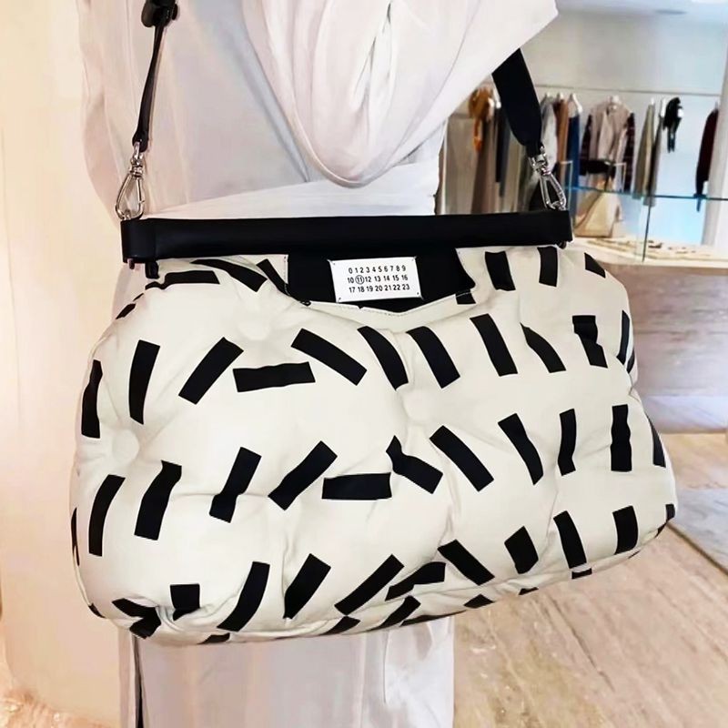 The rapidly growing popularity of Maison Margiela's Glam Slam replica medium bag, Mam23546