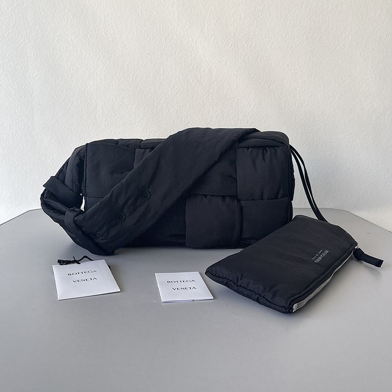 Popular all over the world? Bottega Veneta Padded Tech Cassette Replica Black 628951VBO818803