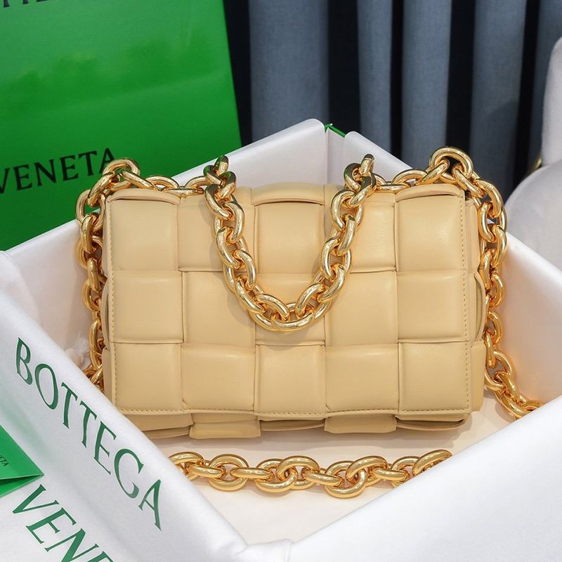 No.1 Popular Bottega Veneta The Chain Cassette Replica Leather Crossbody Bag bof81776