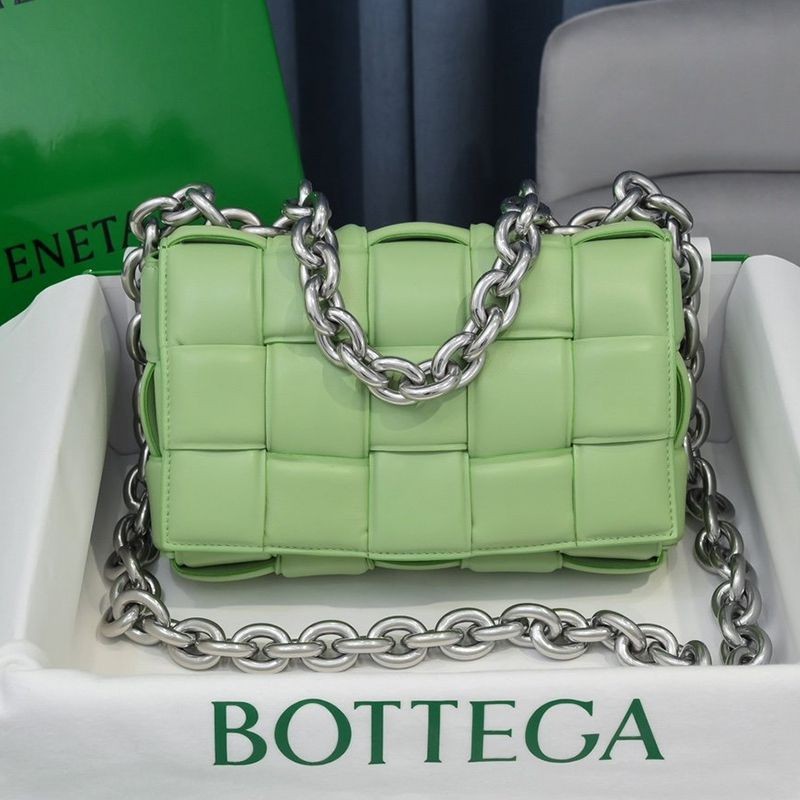 Very popular: Bottega Veneta The Chain Cassette Replica Leather Crossbody Bag BOD87830