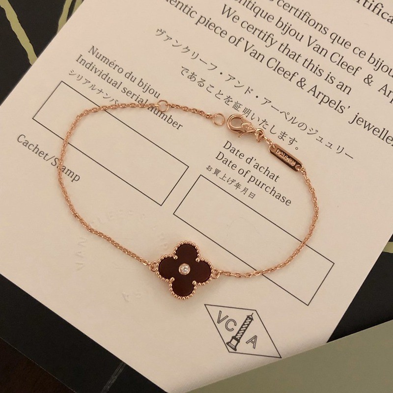 Love at first sight? ☆ Van Cleef & Arpels ☆ Sweet Alhambra replica bracelet VCARN59K00